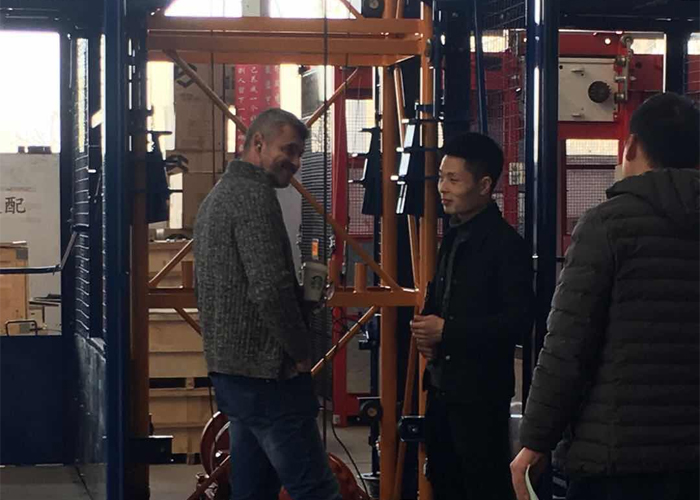 考察物料提升機(jī) 考察物料提升機(jī)