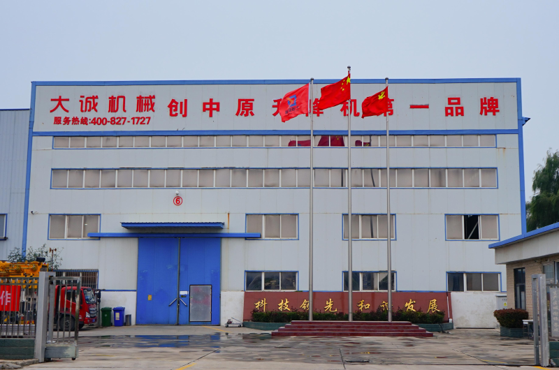 紅旗迎風(fēng)飄揚(yáng)，帶動(dòng)工人工作的熱情