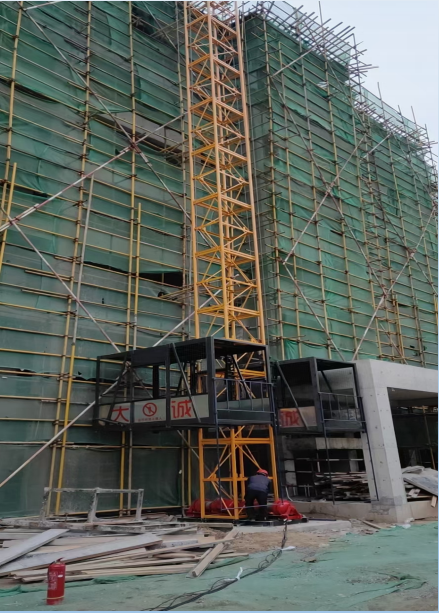 SS120/120鋼絲繩物料機(jī)施工現(xiàn)場 SS120/120鋼絲繩物料機(jī)施工現(xiàn)場