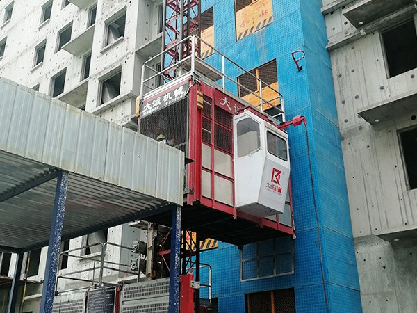 山西三建使用大誠機(jī)械施工升降機(jī)、物料提升機(jī)案例