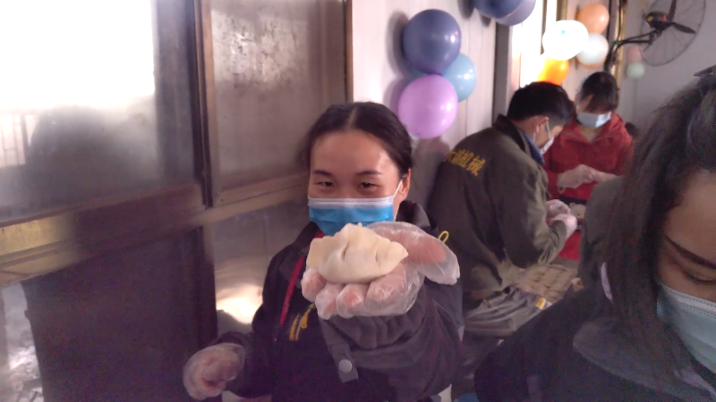 筷子取餡面中填，巧手捏出玲瓏褶